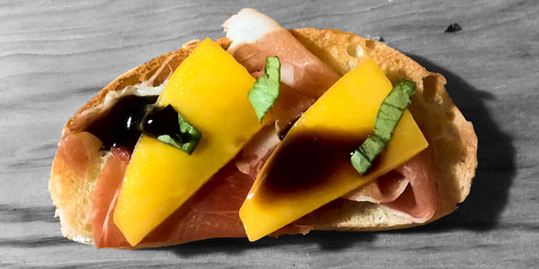 Bruschetta’s met ham en mango