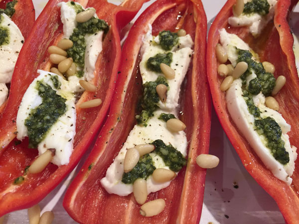 Pointed peppers filled with mozzarella and homemade pesto