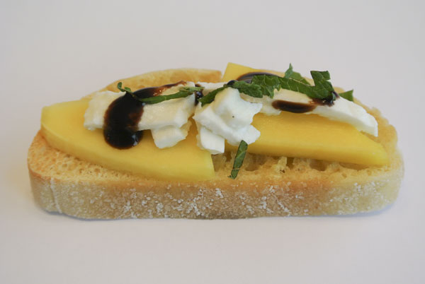 Bruschetta with mango, mozzarella and mint 