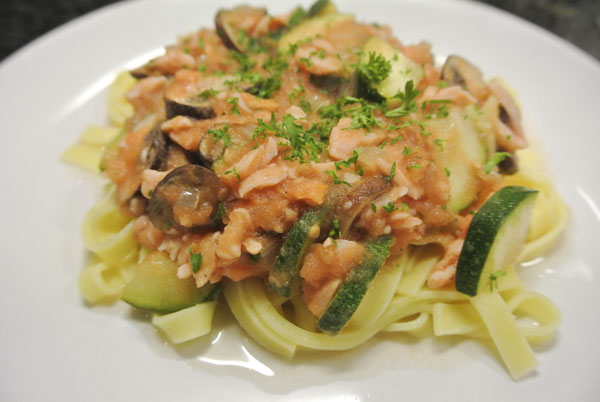 Pasta with salmon and tomato