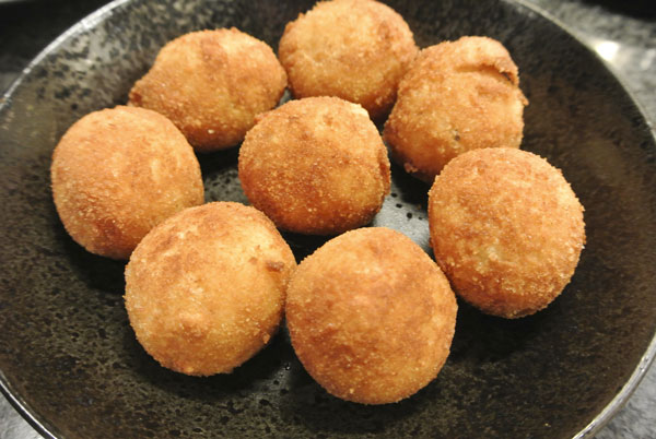 Risotto balls filled with tomato and mozzarella