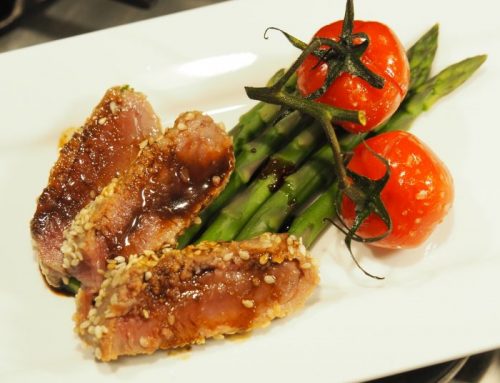 Starter with grilled tuna and asparagus